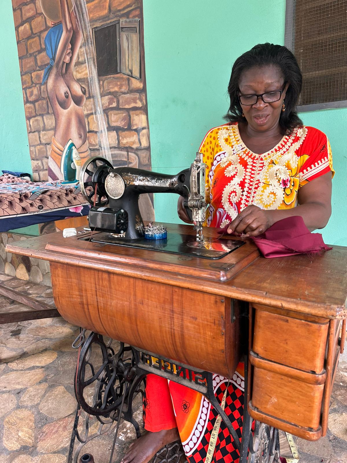 Élise à la machine à coudre